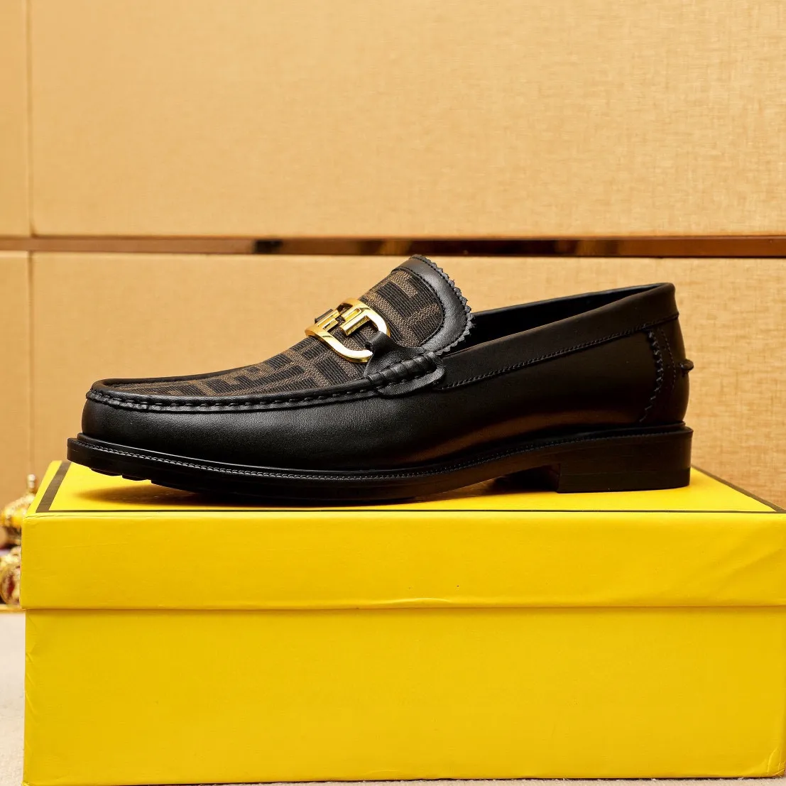 Men's shoes 💰460💰💐 Product trademark: FENDI [Fendi] casual leather shoes Regular size: 38-44 (45🉑️customized) Product materials: Selected imported first-layer cowhide upper + luxury hardware buckle, imported cowhide lining. Strong three-dimensional visual effect, rubber outsole Color: 2⃣️colors available